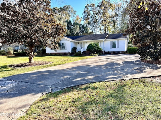 single story home with a front yard