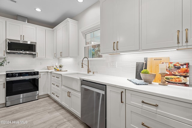 kitchen featuring blue cabinetry, ceiling fan, pendant lighting, light hardwood / wood-style floors, and a kitchen island