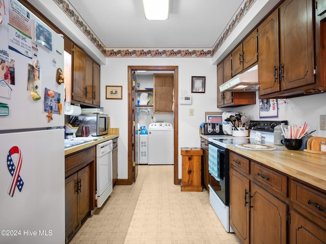 laundry area featuring cabinets and independent washer and dryer