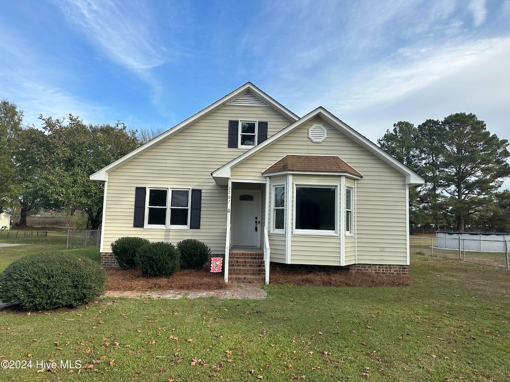 view of front of house featuring a front lawn