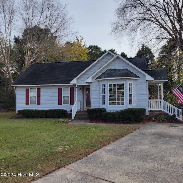 view of front of home featuring a front lawn