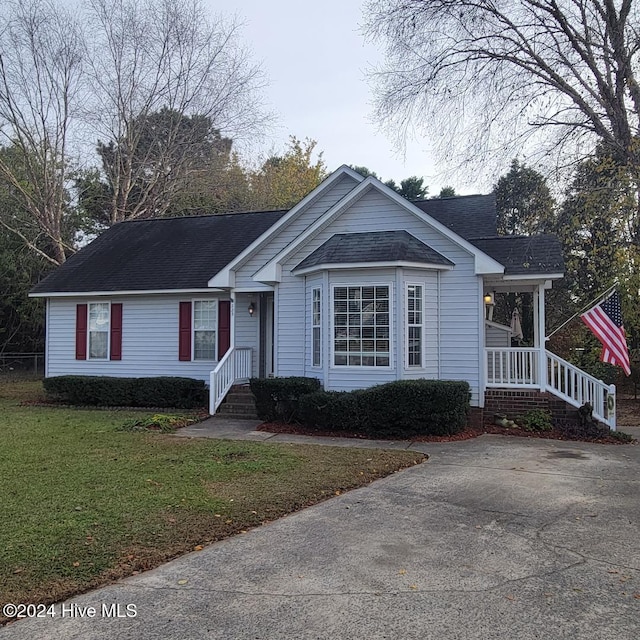 view of front facade with a front yard