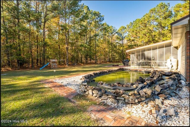 view of front of house featuring a front lawn