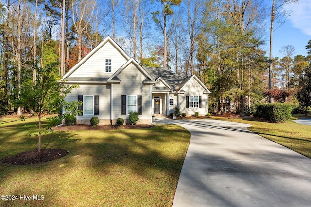 view of front of property featuring a front yard