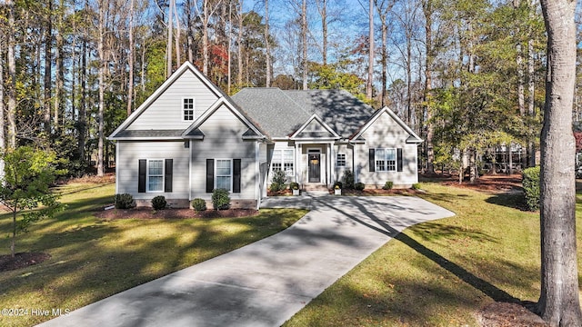 view of front of property featuring a front yard