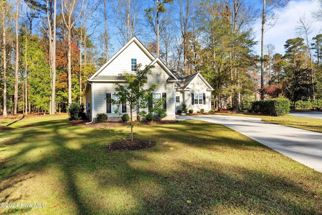 view of front facade with a front lawn