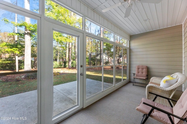 sunroom with ceiling fan