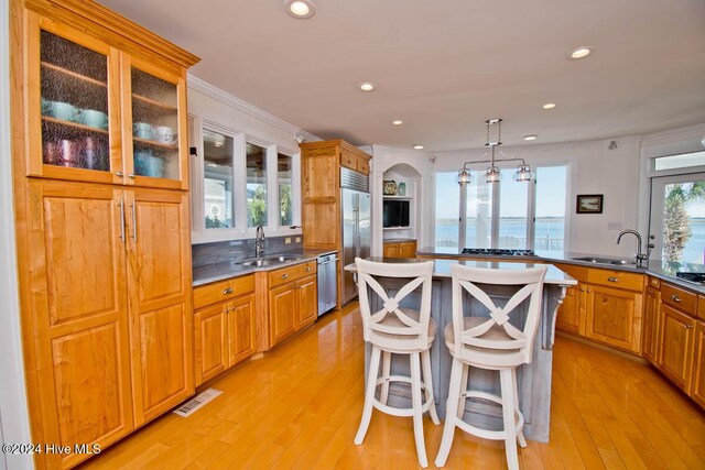 105 Wind Dance Ln, Swansboro, NC 28584 - kitchen featuring appliances with stainless steel finishes, a sink, a kitchen island, recessed lighting, and a kitchen breakfast bar