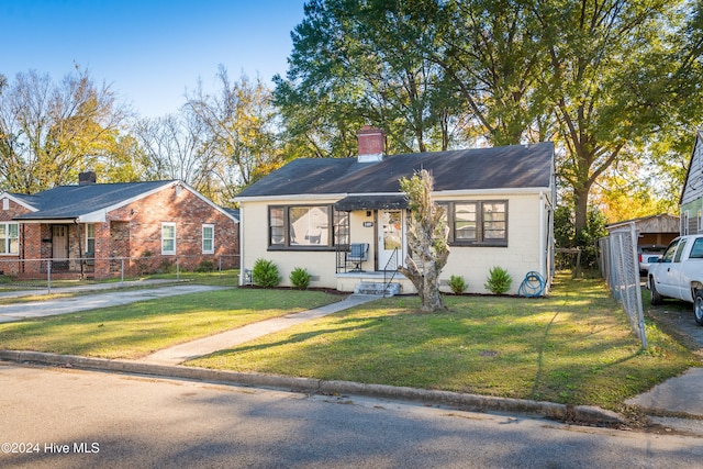 view of front facade featuring a front yard