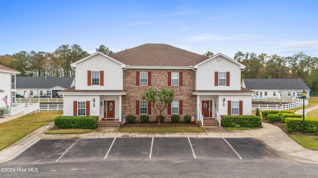 view of front of property featuring a front yard