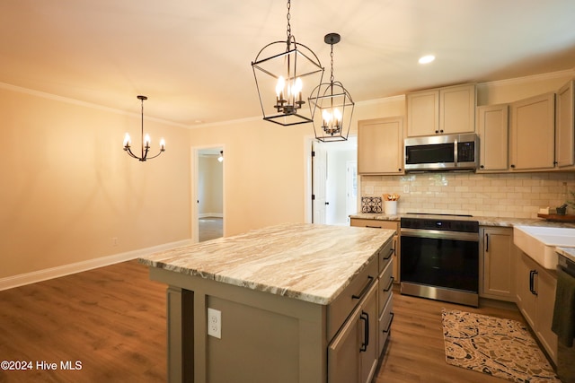 kitchen with appliances with stainless steel finishes, a center island, dark hardwood / wood-style flooring, and pendant lighting