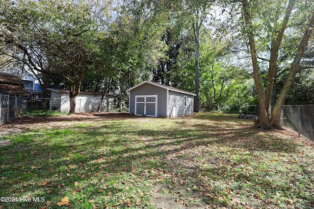 view of yard featuring a storage shed