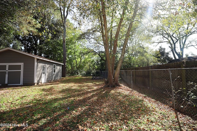 view of yard featuring an outbuilding