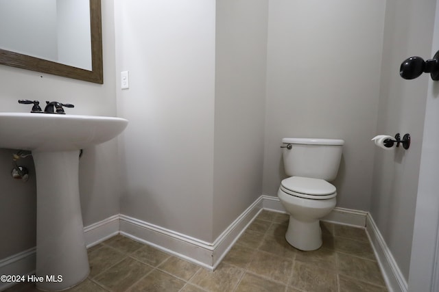 bathroom featuring toilet