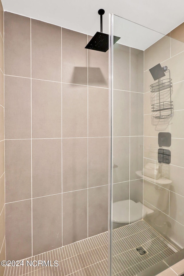 bathroom featuring a tile shower