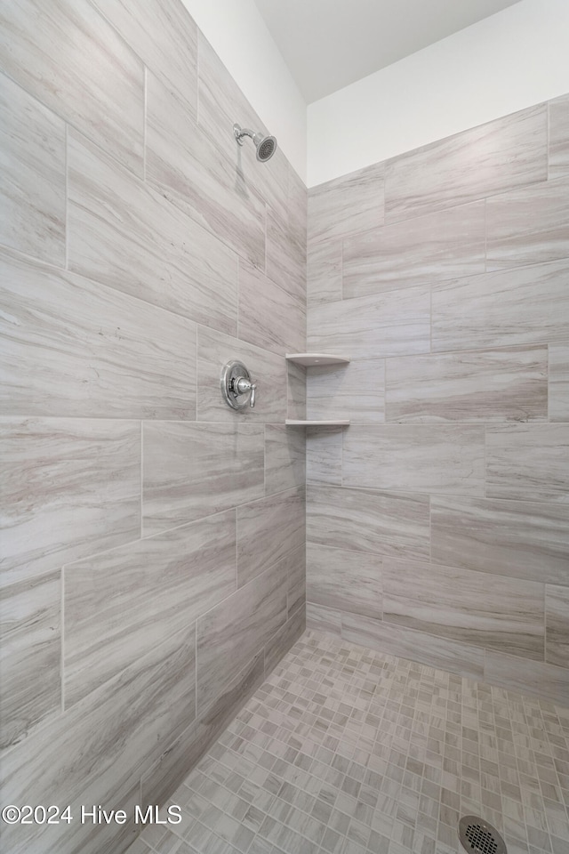 bathroom featuring tiled shower