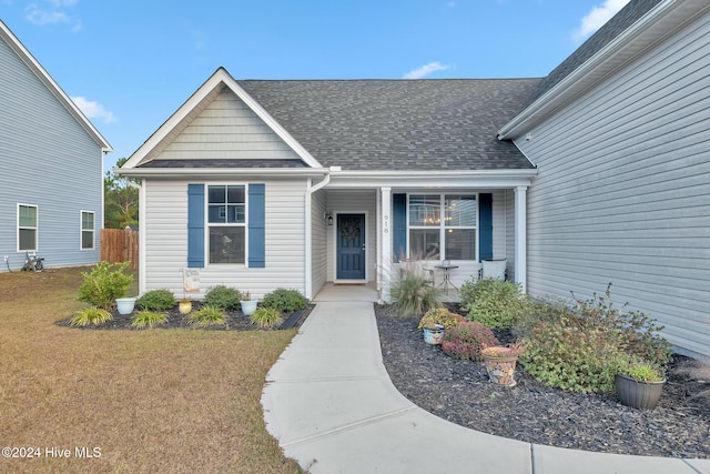 view of front of property featuring a front yard