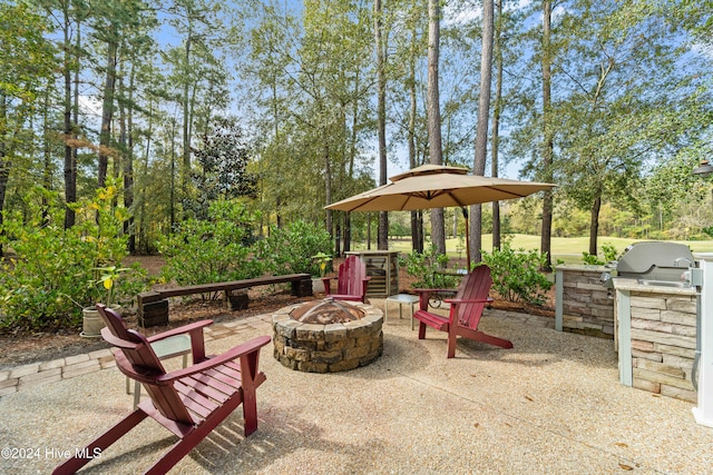 view of patio with a fire pit