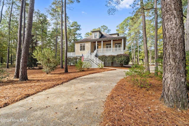 view of front of house with driveway and covered porch