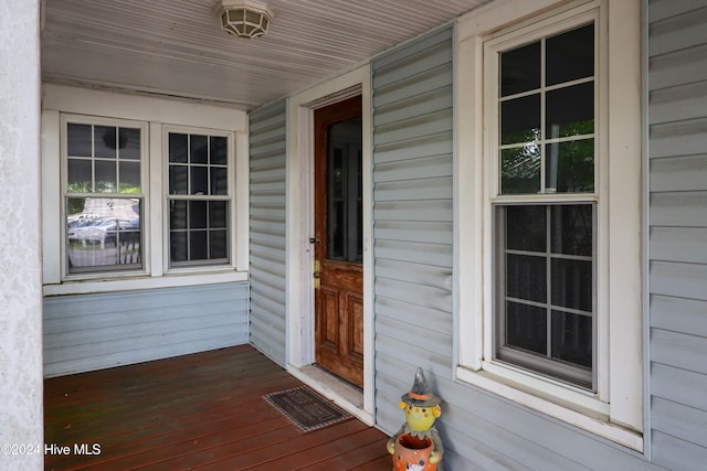 doorway to property featuring a porch