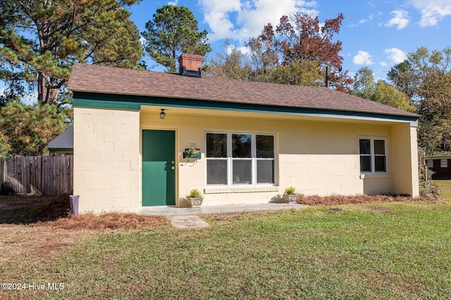 view of front of house featuring a front yard