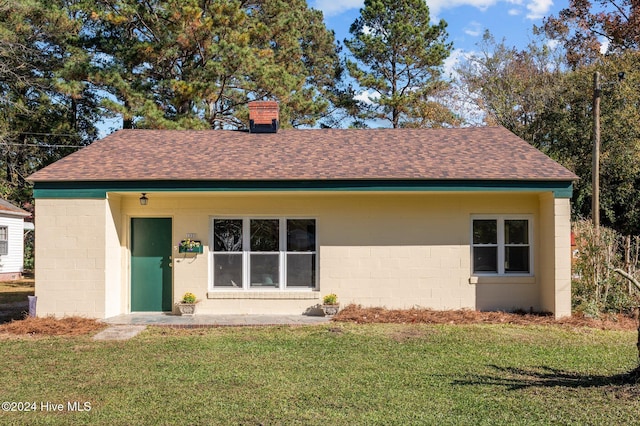 view of front of home featuring a front yard