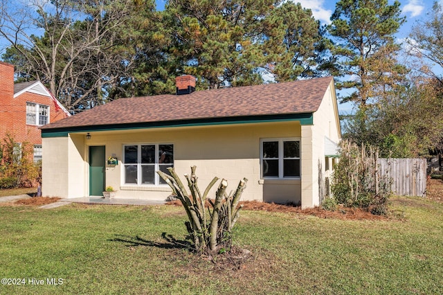 view of front of property with a front lawn