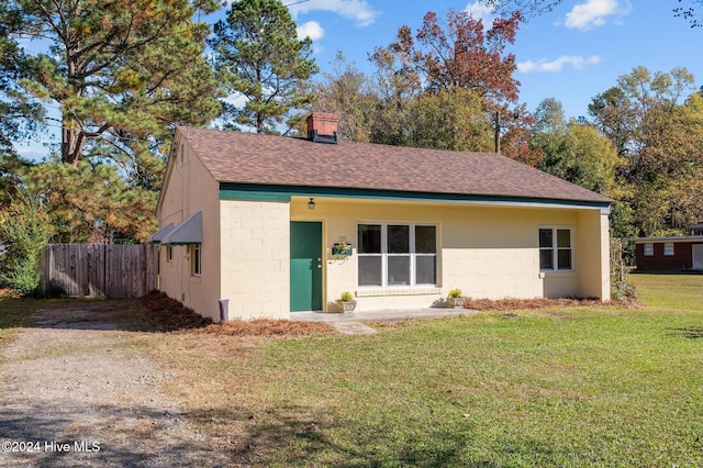 view of front of property with a front lawn