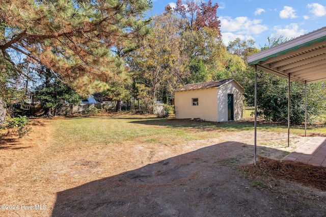 view of yard with a storage shed