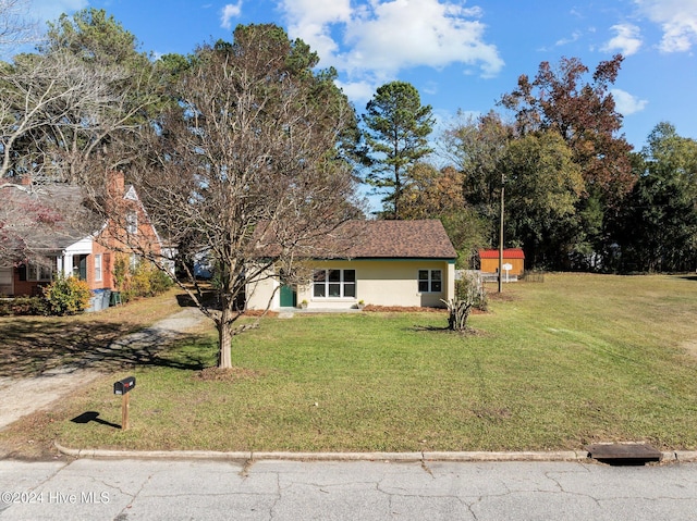 view of front of home featuring a front yard