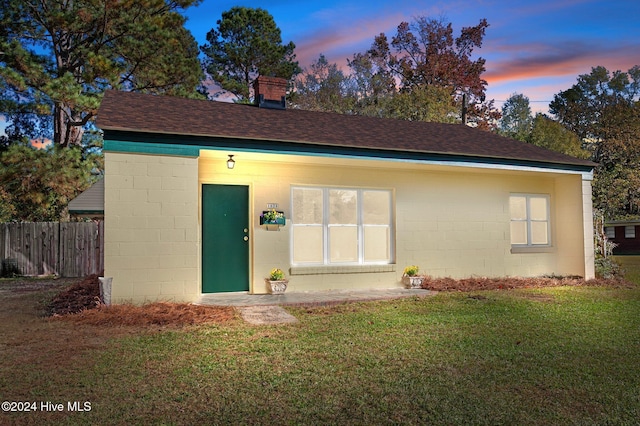 view of front facade with a yard