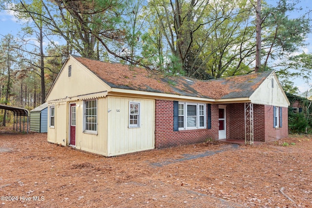 view of front facade with a carport