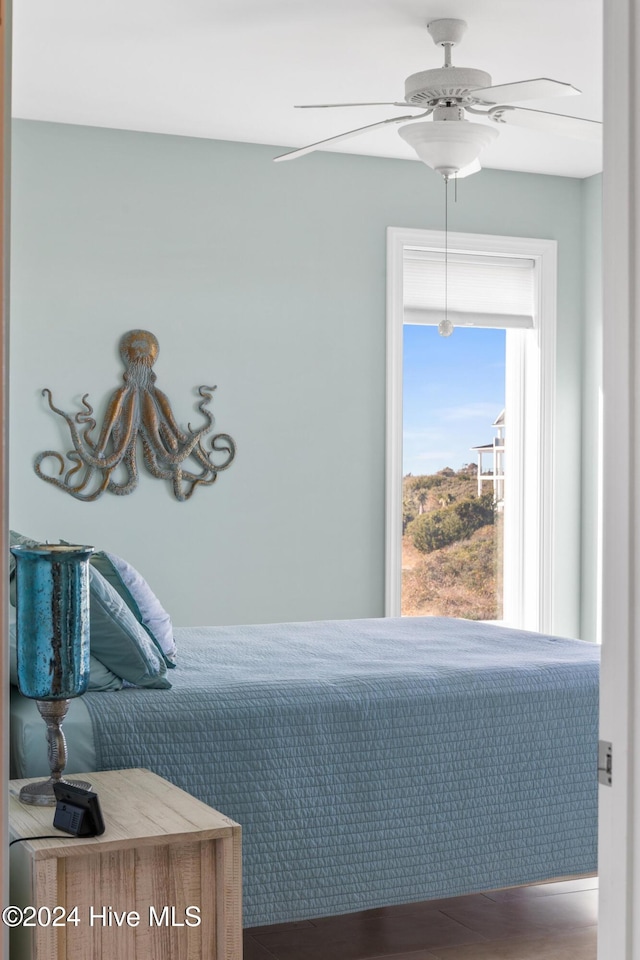 bedroom featuring ceiling fan