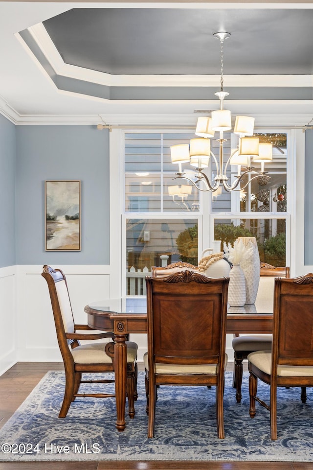 dining space featuring ornamental molding, dark hardwood / wood-style floors, and a notable chandelier