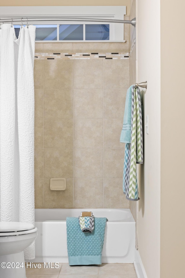 bathroom with shower / tub combo with curtain