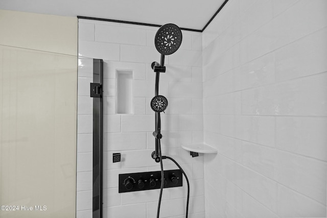 room details featuring a tile shower