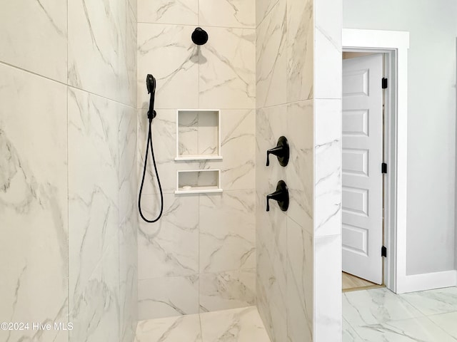 bathroom featuring tiled shower