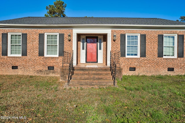 view of front of house featuring a front lawn