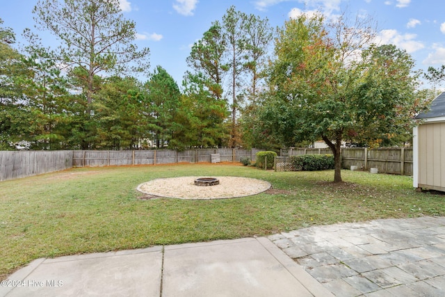 view of yard featuring a fire pit