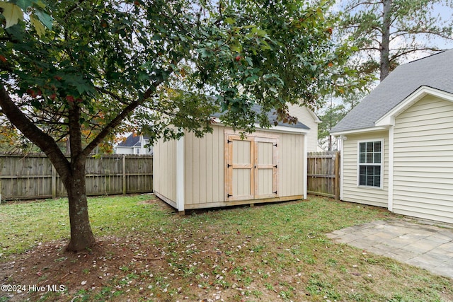 view of yard featuring a storage shed