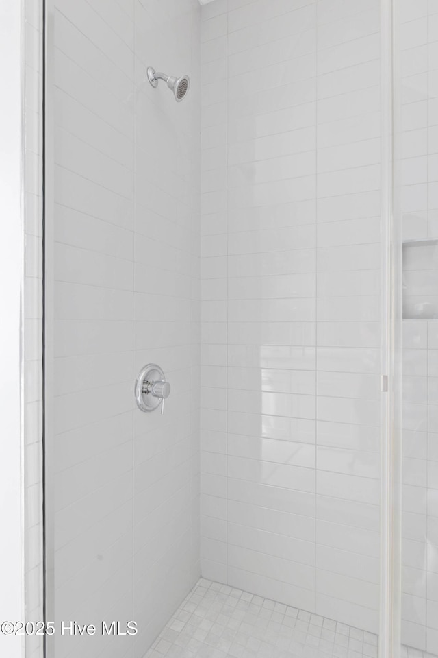 full bathroom featuring tiled shower