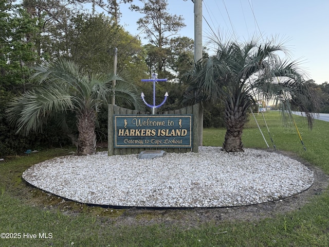 community sign with a yard