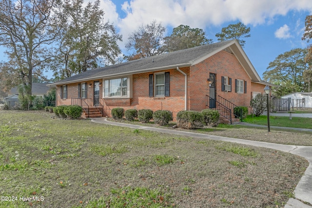 ranch-style home featuring a front lawn