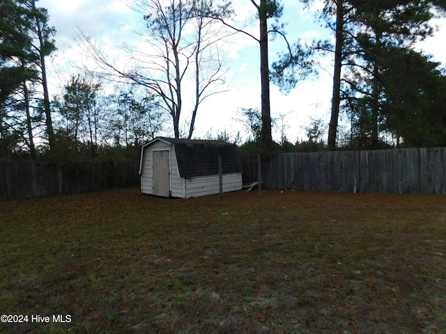 view of yard featuring a shed