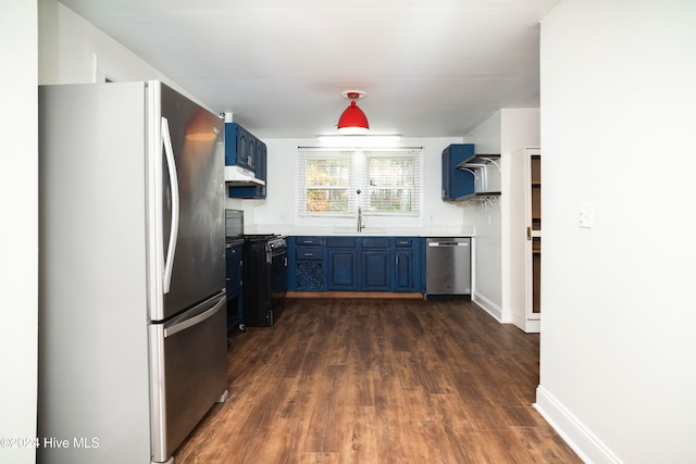 kitchen featuring blue cabinetry, stainless steel appliances, dark hardwood / wood-style floors, and sink