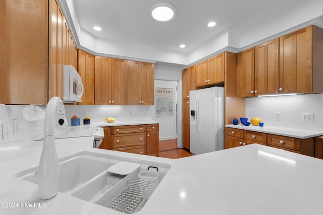 kitchen with kitchen peninsula and white appliances