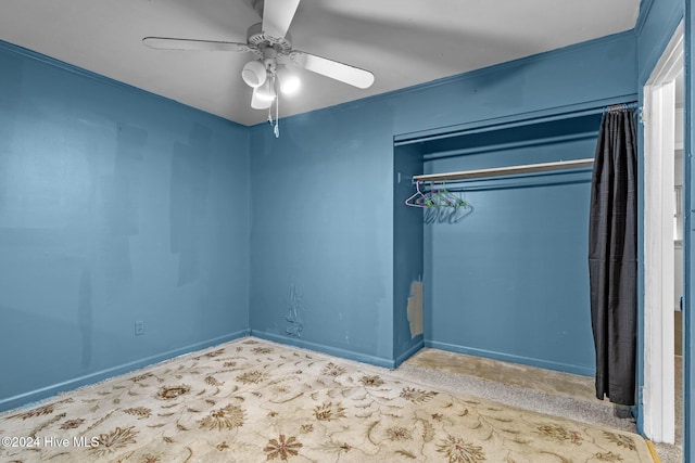 unfurnished bedroom featuring ceiling fan and a closet