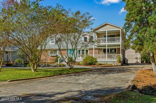 view of front facade with a porch and a front lawn