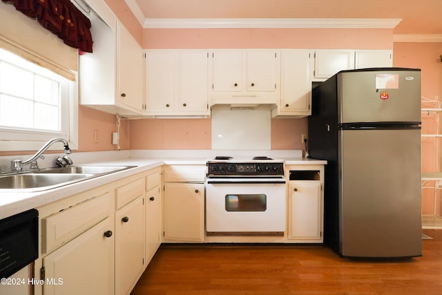 kitchen with crown molding, sink, light hardwood / wood-style flooring, electric range, and stainless steel fridge