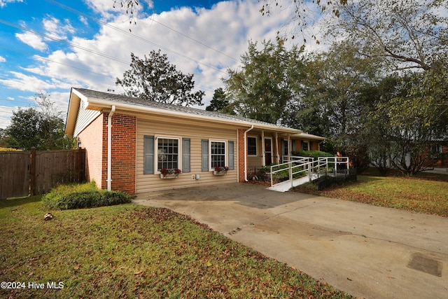 view of front of home featuring a front lawn